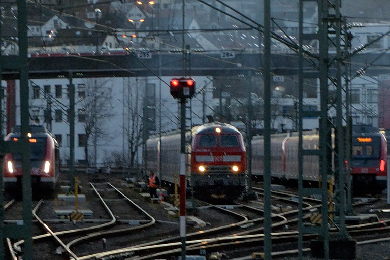 218 486 und Baureihe 430 bei km 16,0 (Februar 2020)
