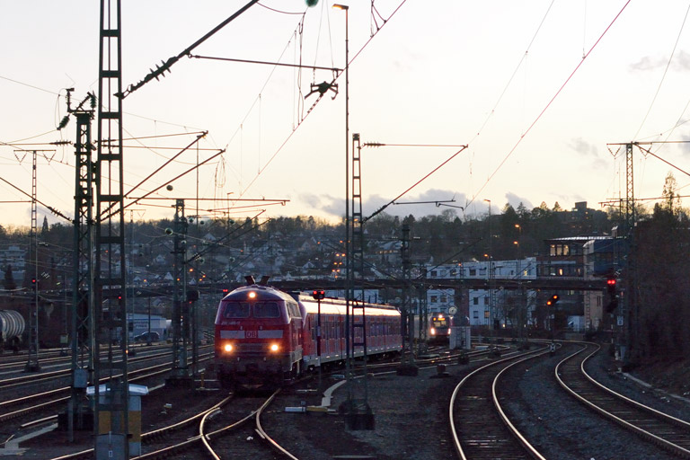 218 486 und Baureihe 430 bei km 15,8 (Februar 2020)