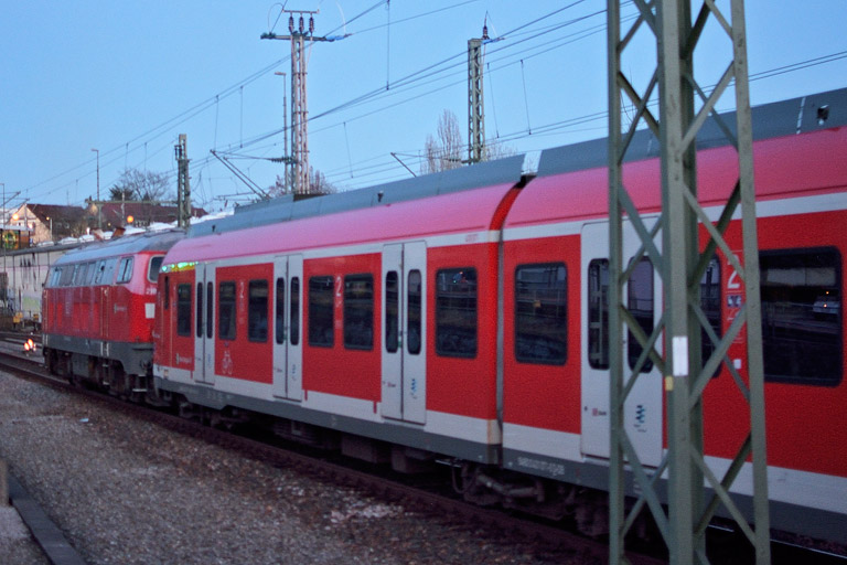218 486 und Baureihe 430 als Lt 70653 bei km 15,4 (Februar 2020)