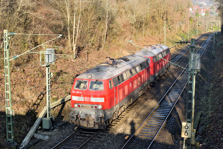 218 488 und 218 824 als Tfzf 77731 bei km 6,6 (Januar 2020)