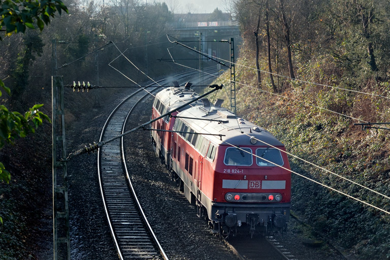 218 488 und 218 824 als Tfzf 77731 bei km 6,6 (Januar 2020)