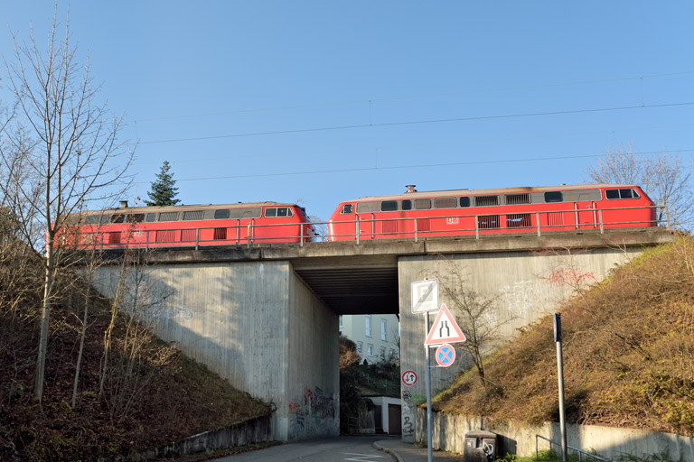 218 824 und 218 488 als Tfzf 77731 bei km 6,4 (Januar 2020)