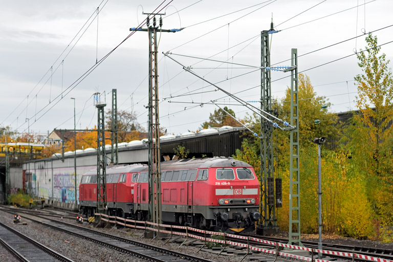 218 837 und 218 429 bei km 15,4 (Oktober 2020)