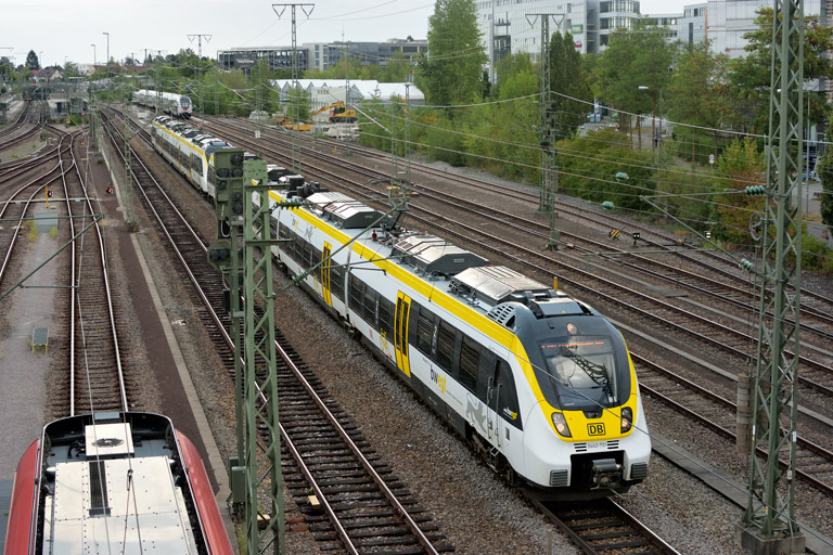 3442 201 und 3442 209 als RE 17661/17663 bei km 15,8 (August 2020)