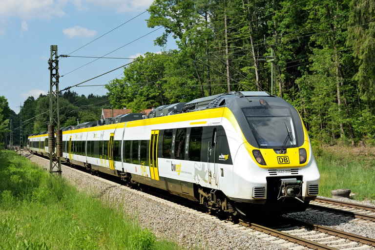 3442 208 und 3442 204 als RE 17648/17650 bei km 18,2 (Mai 2020)