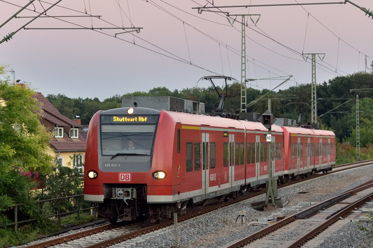 426 012 und Baureihe 426 als IRE 4776 bei km 16,8 (August 2020)