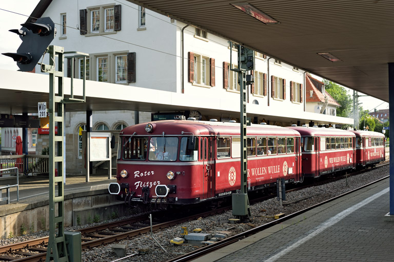 998 554, 998 417 und 798 469 als DPE-G 88336 bei km 15,6 (Juli 2020)