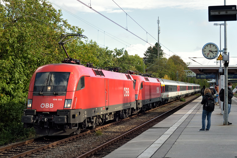 &Ouml;BB 1016 003 und &Ouml;BB 1116 160 mit IC 188 bei km 14,2 (Oktober 2020)