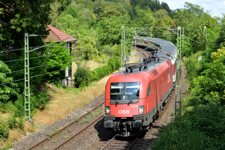 &Ouml;BB 1016 012 mit IC 187 bei km 9,4 (August 2020)