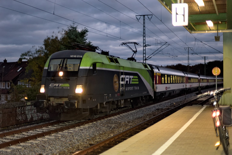 &Ouml;BB 1016 014 mit IC 186 bei km 16,8 (Oktober 2020)