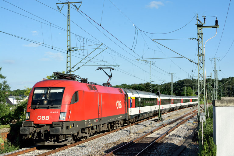 &Ouml;BB 1016 018 mit IC 184 bei km 16,8 (Juni 2020)