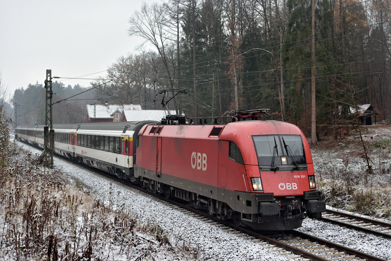 &Ouml;BB 1016 031 mit IC 280 bei km 18,2 (Dezember 2020)