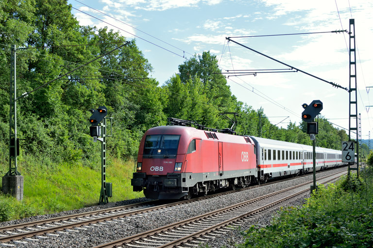 &Ouml;BB 1116 081 mit IC 2906 bei km 24,6 (Juli 2020)