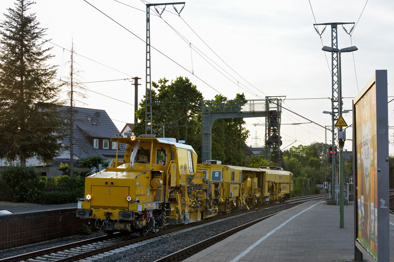 Schotterplanier- und Stopfmaschinenzug bei km 16,6 (Juni 2020)