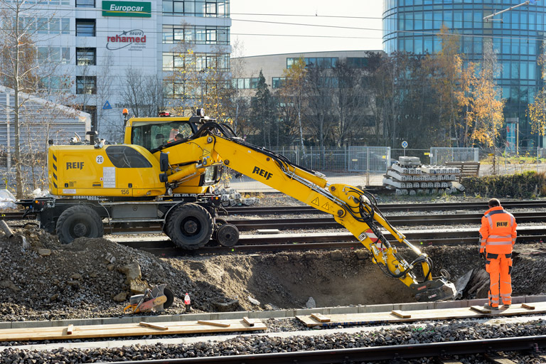 Zweiwegebagger bei km 15,6 (November 2020)