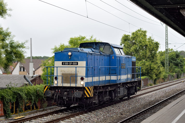 V100-SP-009 (ex-DR 202 528) als Tfzf 94608 bei km 16,8 (August 2020)