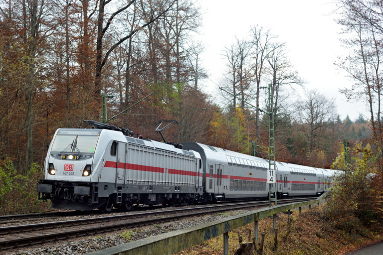 147 551 mit IC 2389/RE 52389 bei km 11,4 (November 2021)