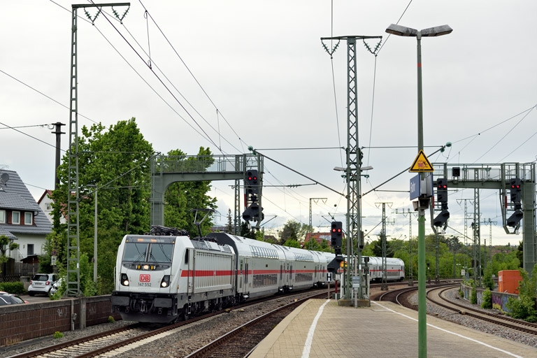 147 552 mit IC 2289/RE 52289 bei km 16,6 (Mai 2021)