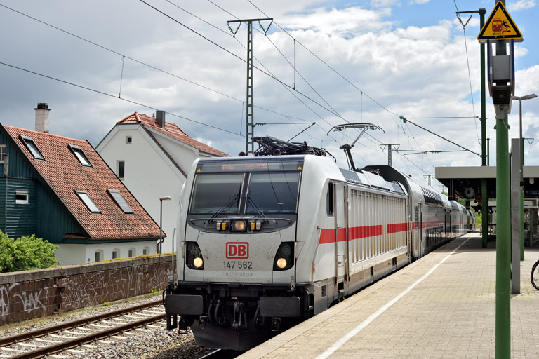 147 562 mit IC 2280/RE 52280 bei km 16,8 (Mai 2021)