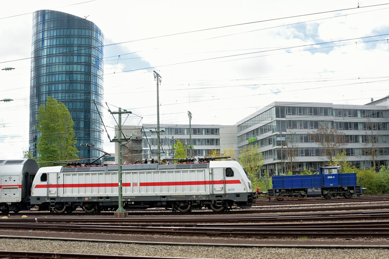 147 562 mit IC 2288/RE 52288 und ESG 4 (273 003) bei km 15,8 (Mai 2021)
