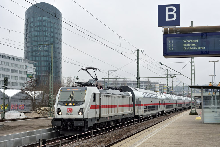 147 563 mit IC 2280/RE 52280 bei km 16,0 (Februar 2021)