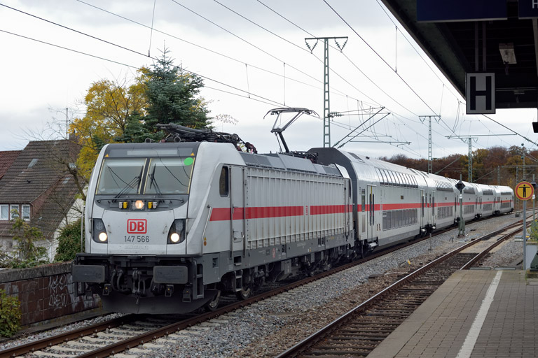147 566 mit IC 2388/RE 52388 bei km 16,8 (November 2021)