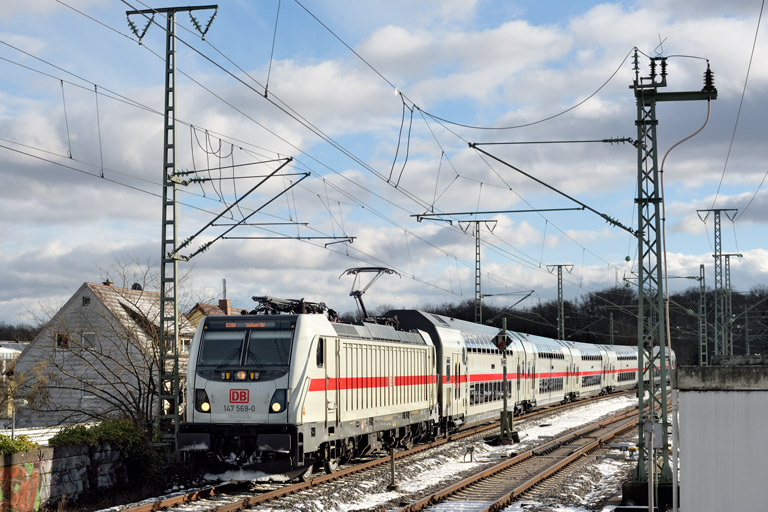 147 568 mit IC 2388/RE 52388 bei km 16,8 (Januar 2021)