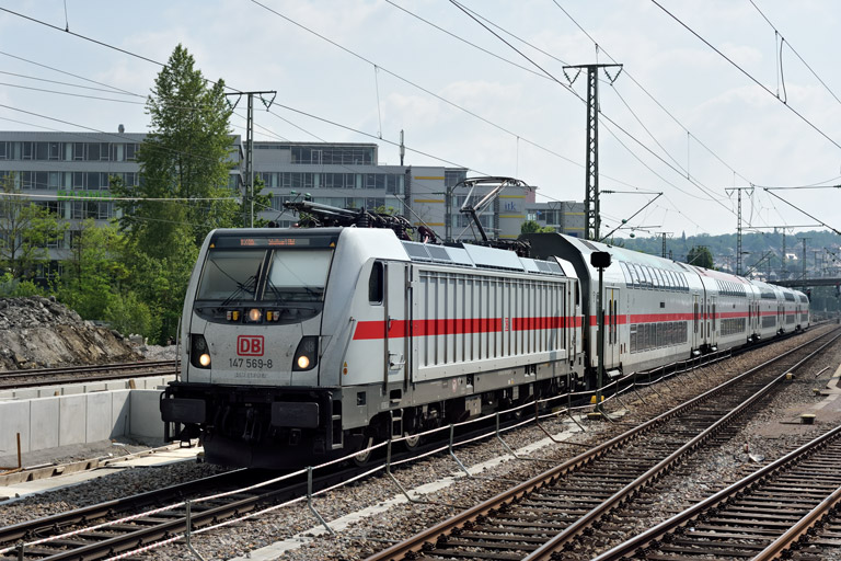 147 569 mit IC 2386/RE 52386 bei km 15,8 (Juni 2021)