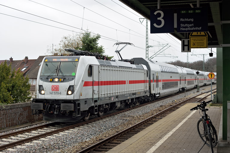 147 570 mit IC 2386/RE 52386 bei km 16,8 (April 2021)