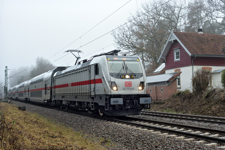147 574 mit IC 2388/RE 52388 bei km 18,2 (Dezember 2021)