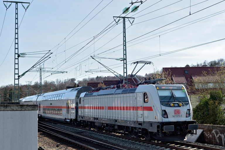 147 575 mit IC 2389/RE 52389 bei km 16,8 (M&auml;rz 2021)
