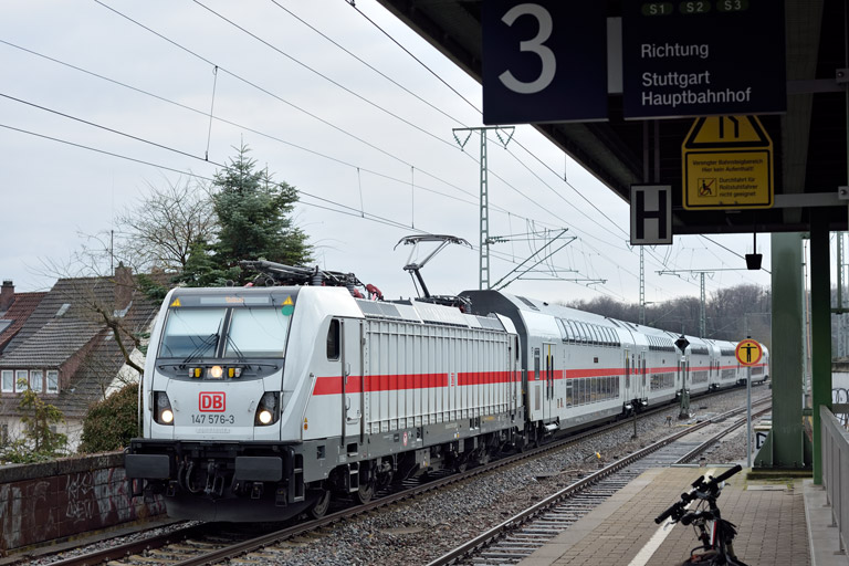 147 576 mit IC 2288/RE 52288 bei km 16,8 (Dezember 2021)