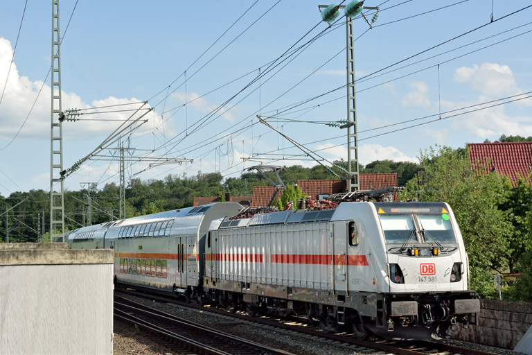 147 581 mit IC 2281/RE 52281 bei km 16,8 (Juni 2021)