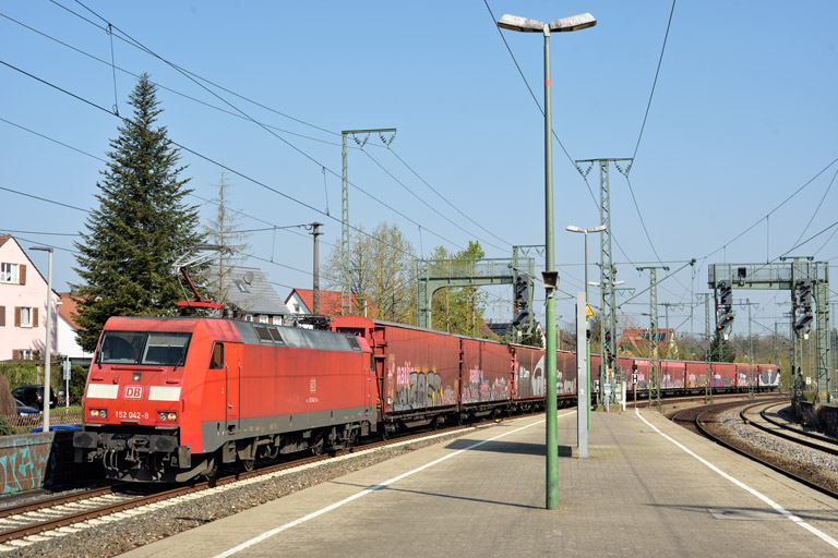 152 042 mit GAG 60113 bei km 16,8 (April 2021)