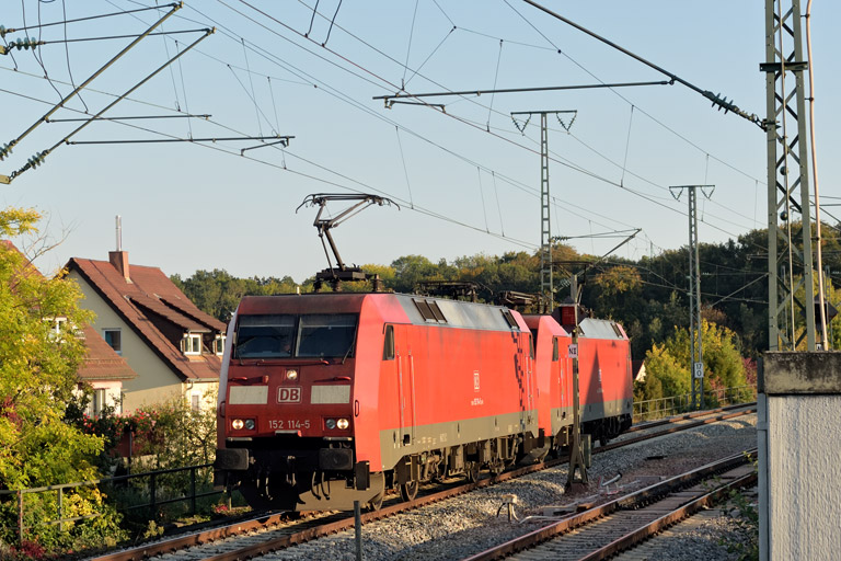 152 114 und 152 160 als T 66960 bei km 17,0 (Oktober 2021)