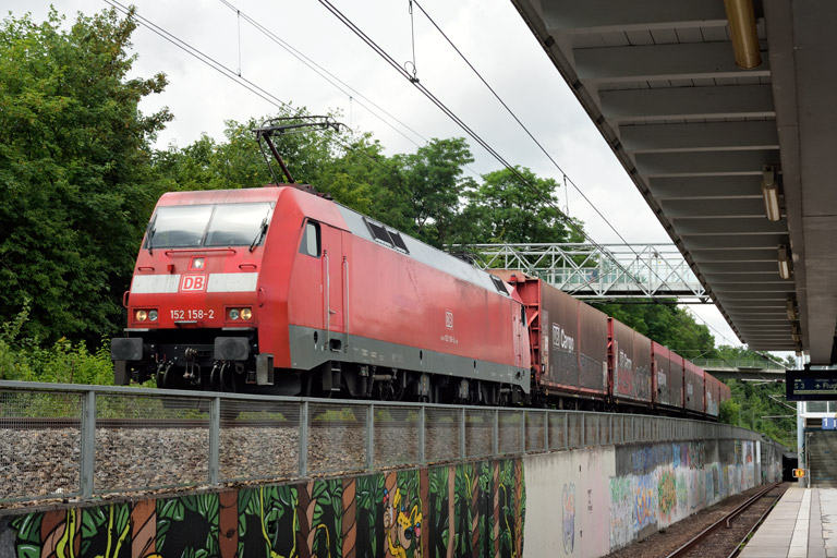 152 158 mit EZ 52090 bei km 14,0 (Juli 2021)