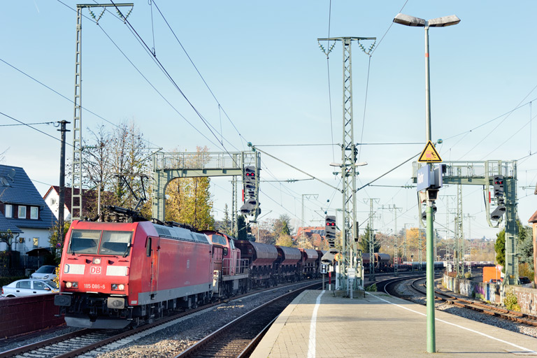 185 086 und 294 869 mit EZ 52097 bei km 16,6 (November 2021)