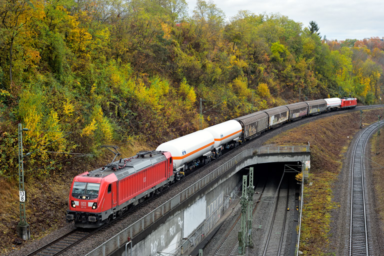 187 113 mit EZ 52093 bei km 13,8 (November 2021)