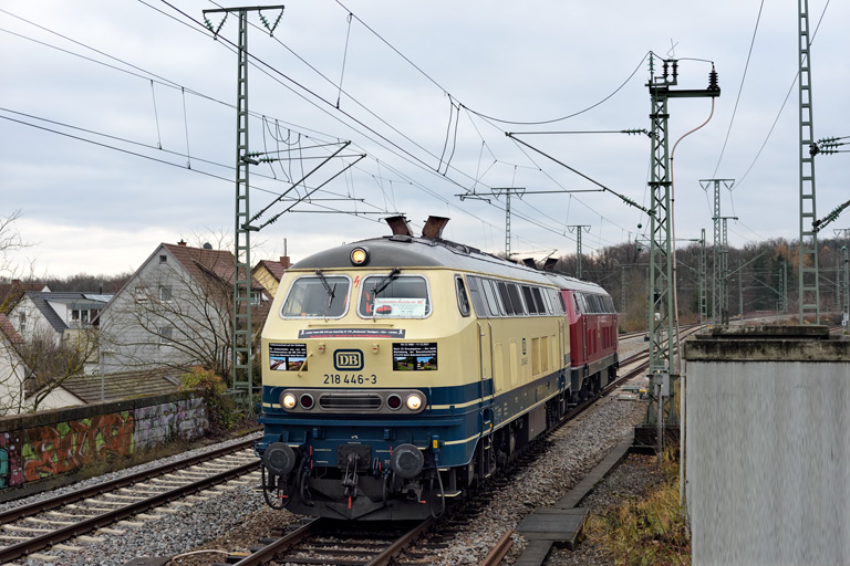 218 446 und 218 155 bei km 16,8 (Dezember 2021)
