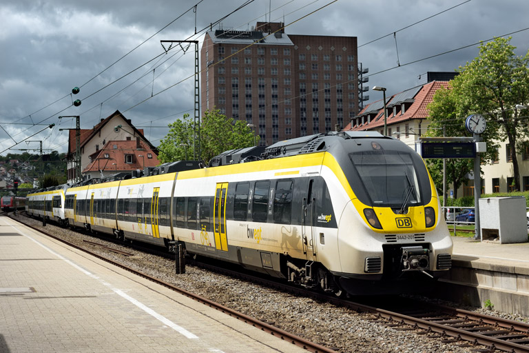 3442 201 und 3442 208 bei km 15,6 (Mai 2021)