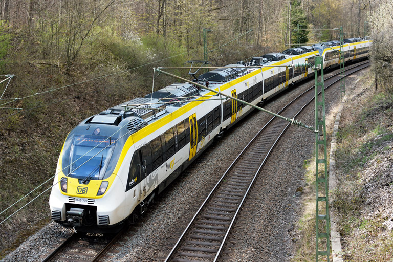 3442 201 und 3442 214 als RE 17653/17655 bei km 11,6 (April 2021)
