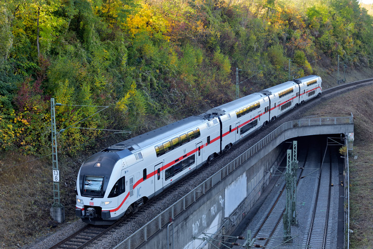 4110 111 als IC 2389/RE 53289 bei km 13,8 (Oktober 2021)