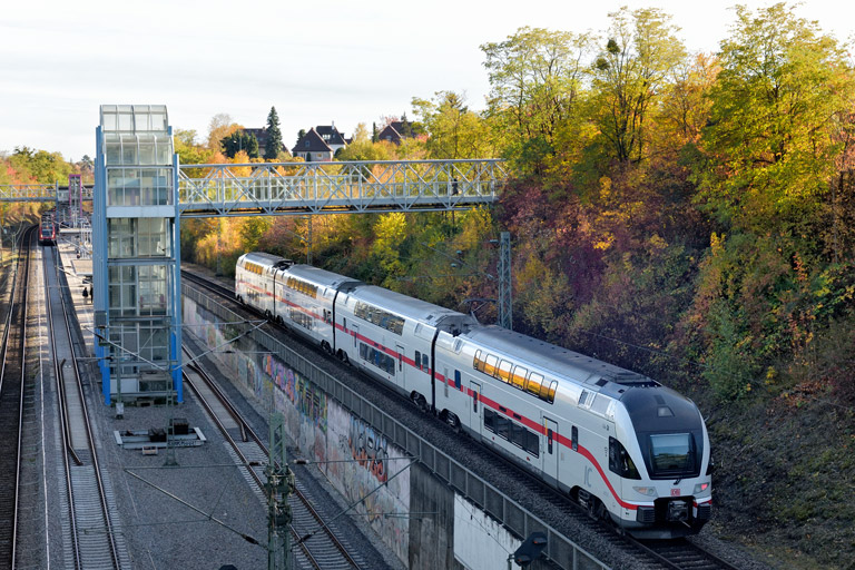 4110 111 als IC 2389/RE 53289 bei km 14,0 (Oktober 2021)