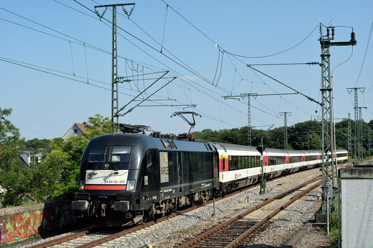 ES 64 U2-025 mit IC 186 bei km 16,8 (Juli 2021)