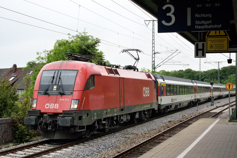 &Ouml;BB 1016 025 mit IC 188 bei km 16,8 (Juni 2021)