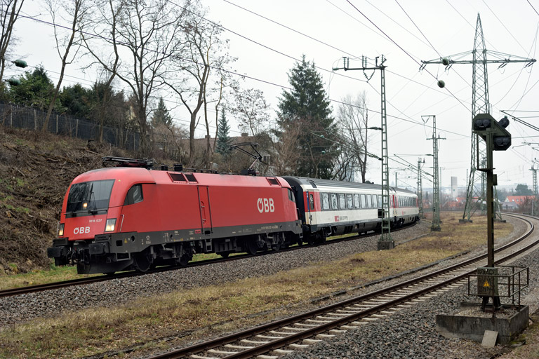 &Ouml;BB 1016 037 mit IC 2511 bei km 17,4 (Februar 2021)