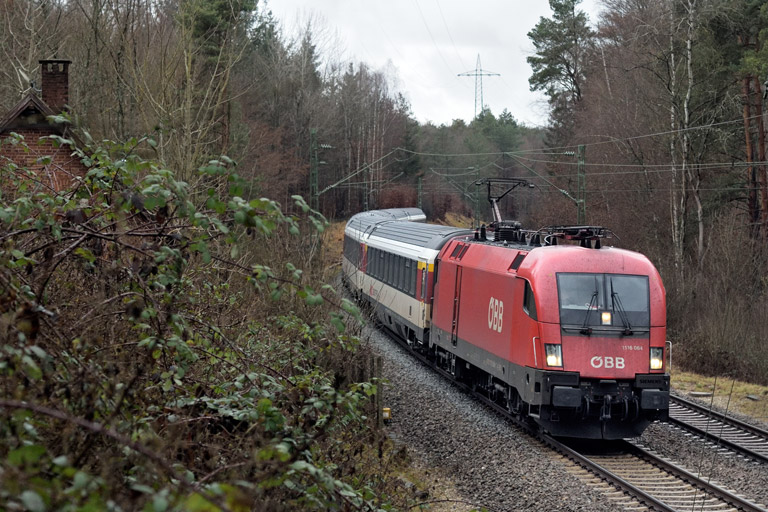 &Ouml;BB 1116 064 mit IC 188 bei km 19,2 (Dezember 2021)