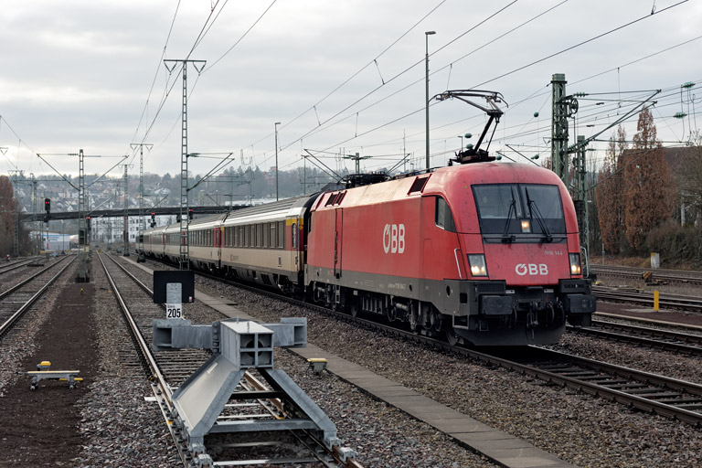 &Ouml;BB 1116 144 mit IC 188 bei km 15,8 (Dezember 2021)