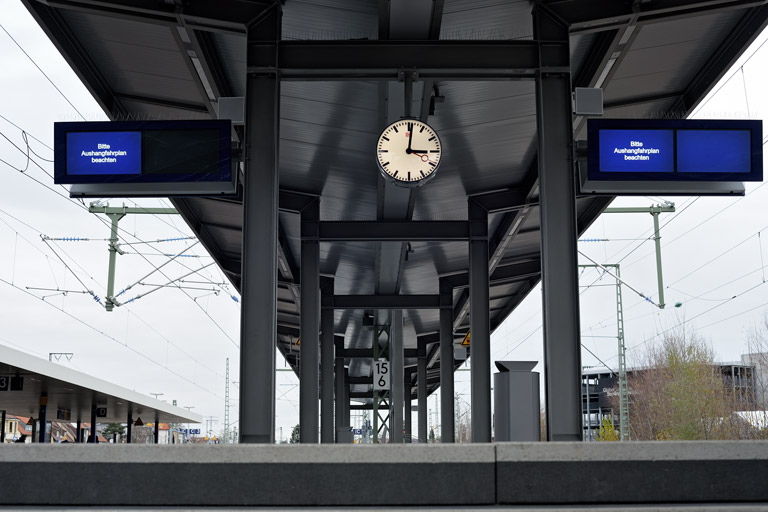 Bahnsteigbau bei km 15,6 (Dezember 2021)