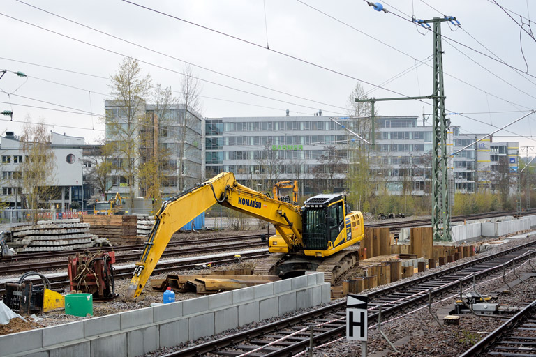 Bahnsteigbau bei km 15,6 (April 2021)